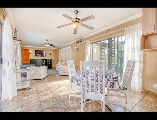 5 BEDROOM FREEHOLD FOR SALE IN MORET